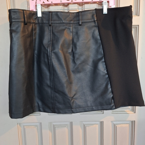 Faux Leather & Fabric Skirt Plus Sz2X? (No Label) Black Asymetric Zipper Short - Picture 7 of 8